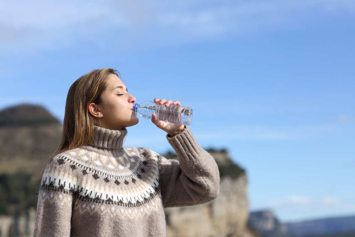 Bere più di due litri di acqua al giorno: i sei consigli che ti aiutano a farlo