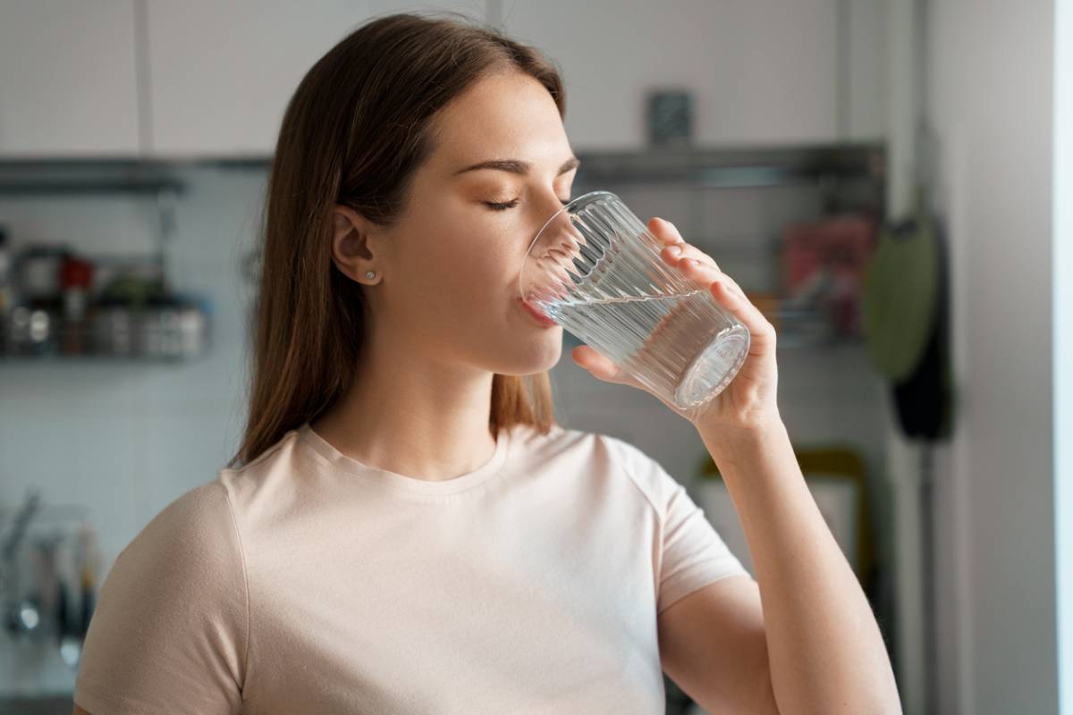 Bere più di due litri di acqua al giorno: i sei consigli che ti aiutano a farlo
