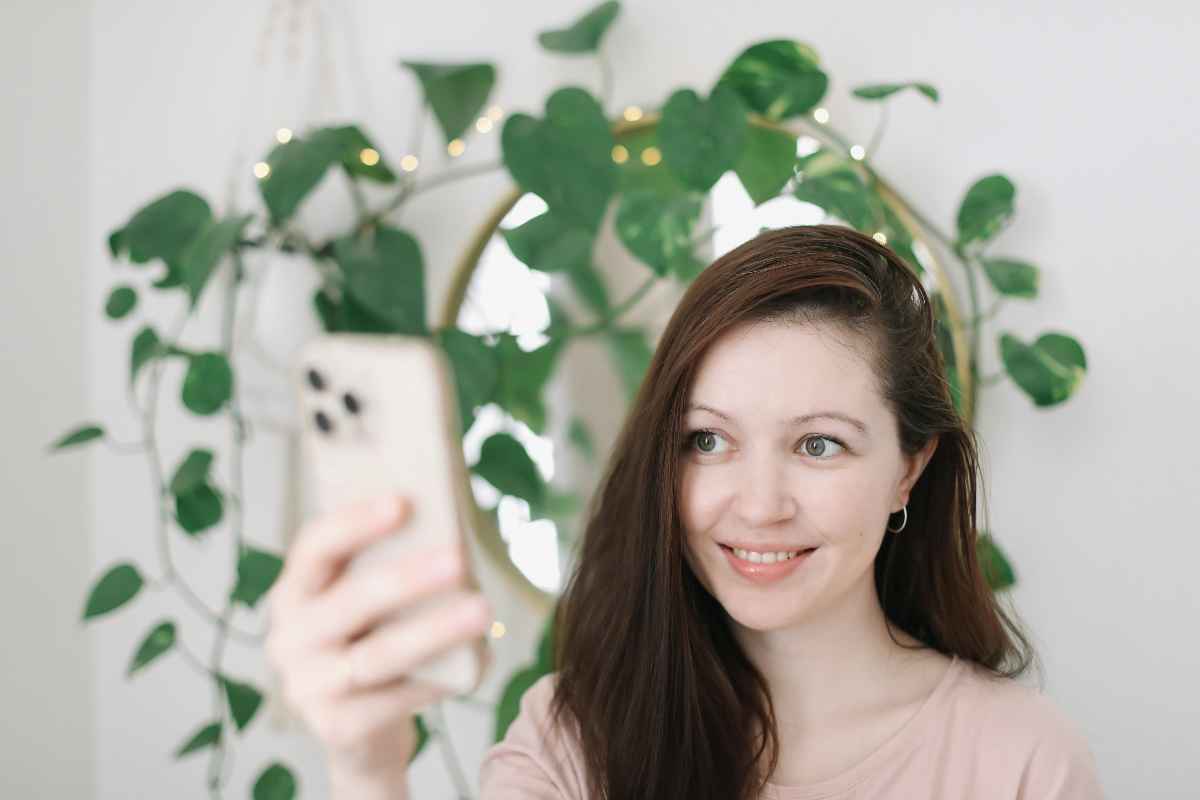 Donna utilizza smartphone Donna utilizza smartphone