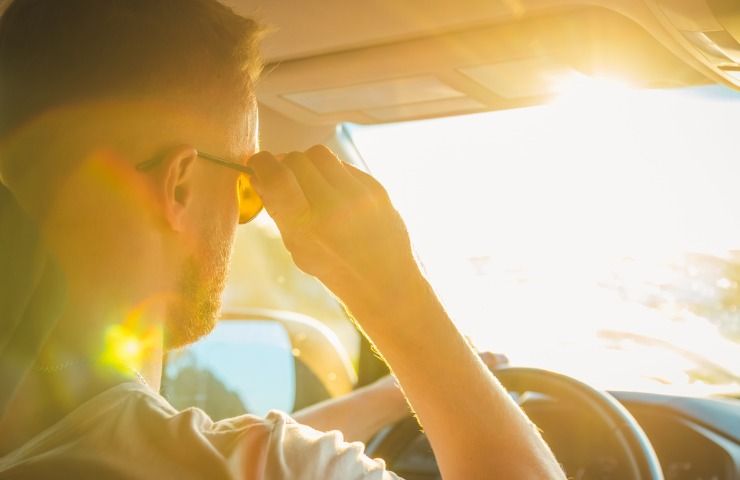 Guida col sole negli occhi, cosa accade se fai un incidente? Cosa prevede la legge