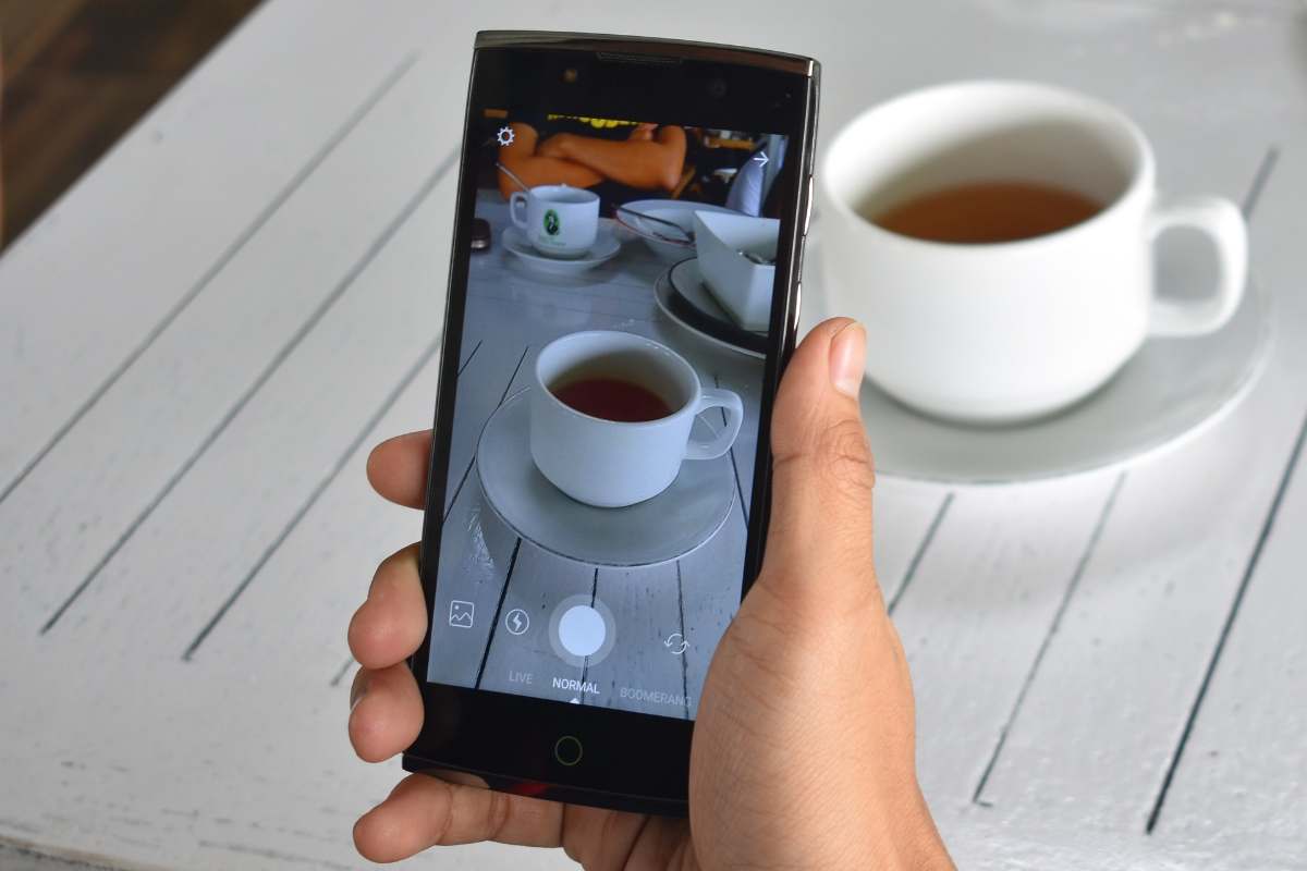 Instagram, il trucco che ci fa scoprire chi guarda le nostre storie in evidenza