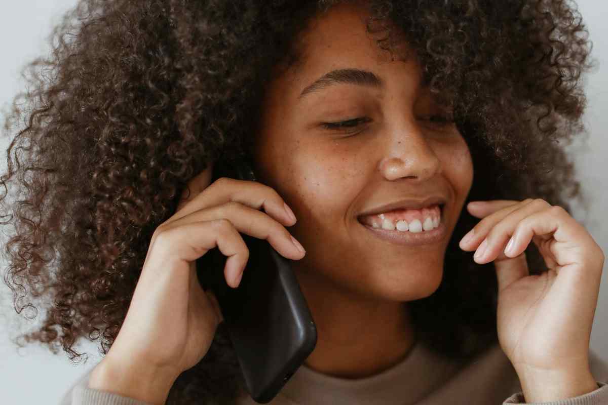 Ragazza con telefono Ragazza con telefono