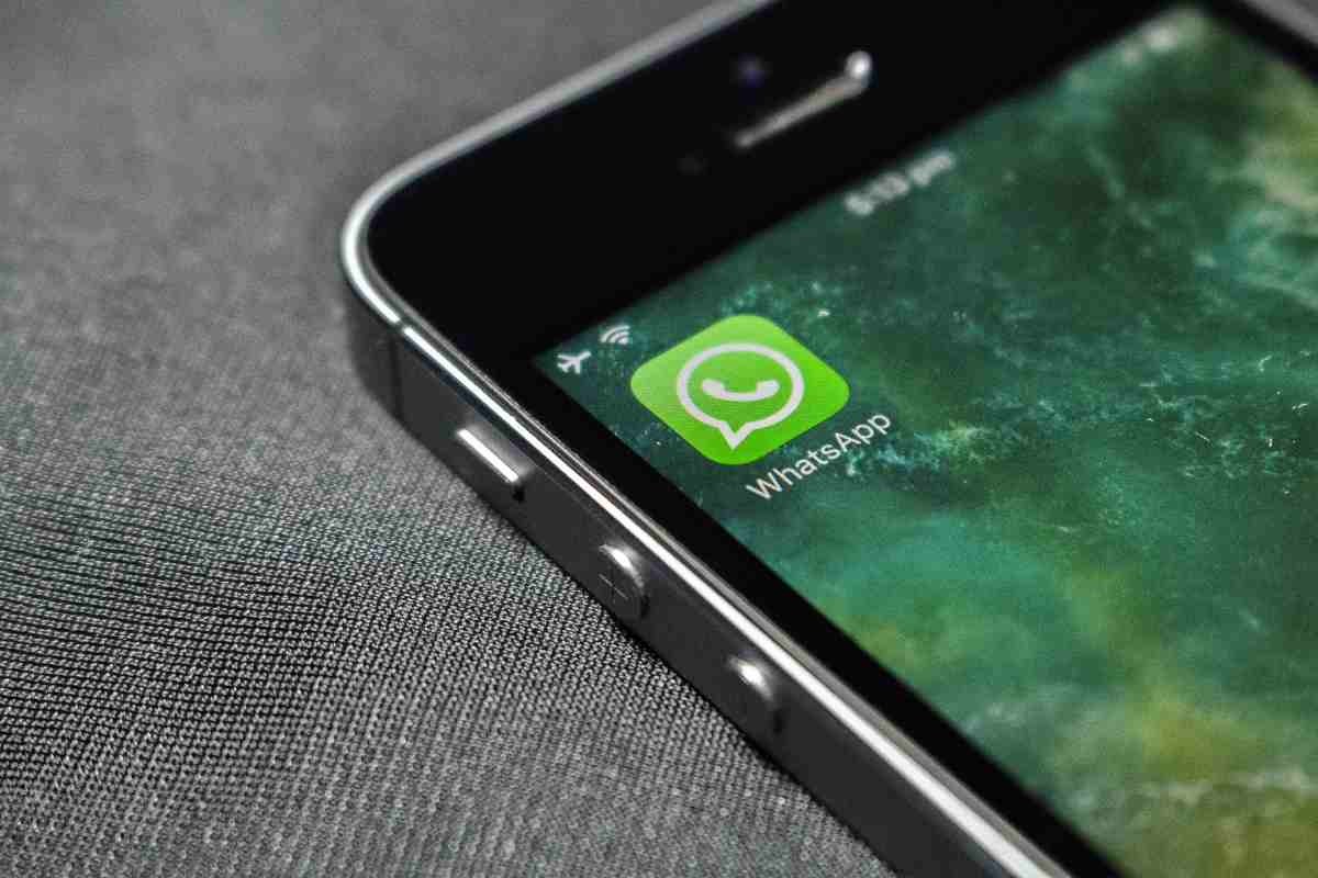 WhatsApp, le tre funzioni che aumentano la sicurezza: attivale subito