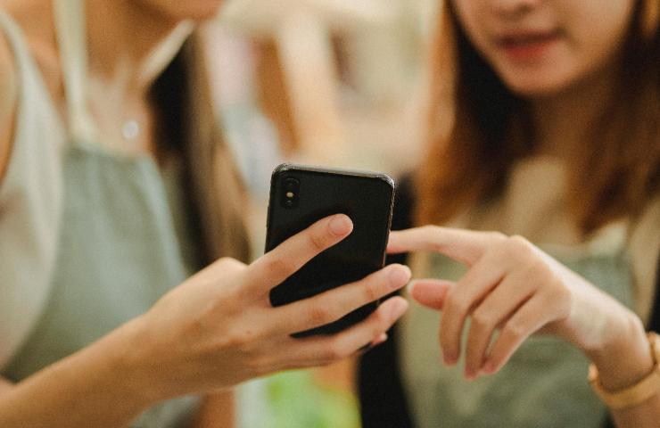 persone smartphone
