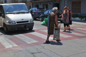 Signora attraversa la strada a Roma
