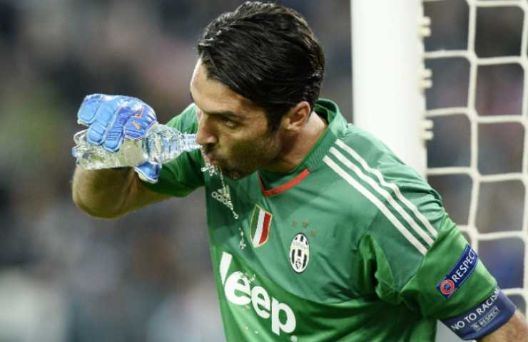 Gianluigi Buffon sputa l'acqua in campo durante una partita della Juventus