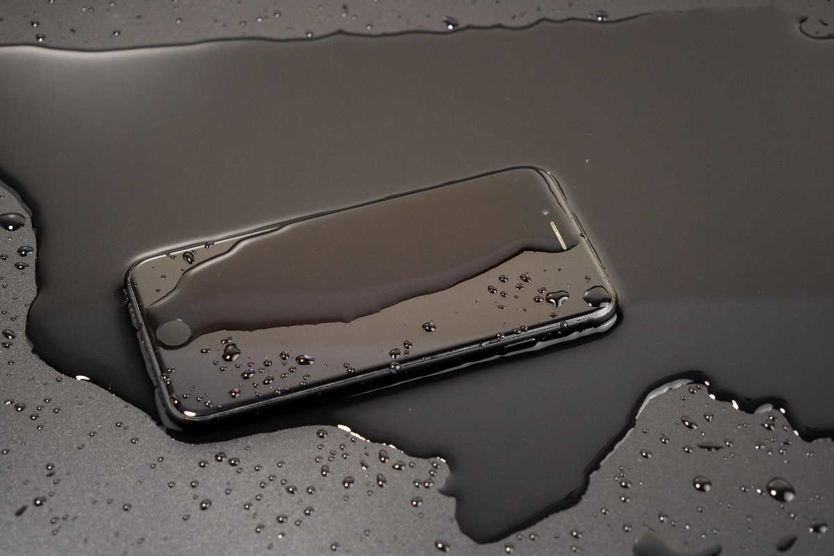 Cellulare caduto in acqua: c'è una soluzione (che nessuno conosce) e che ti salva