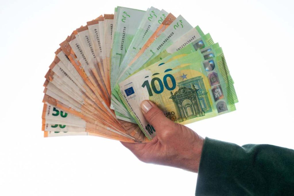 Guadagni 2700 euro e viaggi in tutto il mondo: come candidarsi al lavoro dei sogni