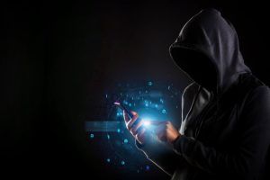 "Guadagna 950 euro": occhio alla truffa su WhatsApp, ci cascano in tanti