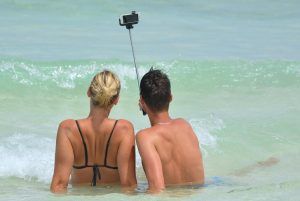 Smartphone sulla spiaggia, che errore